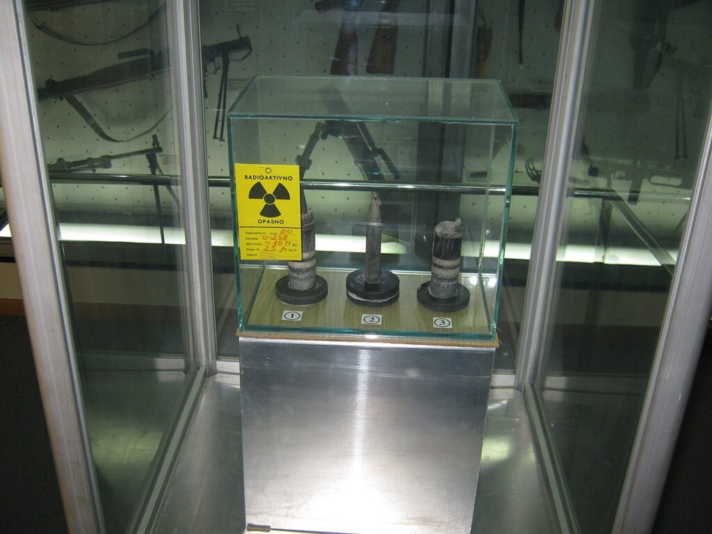 In deze verarmd-uranium granaat zit evenveel kernenergie als in duizenden vaten olie. Toch wordt dit gebruikt om oliebronnen mee te veroveren. Hoezo dom?