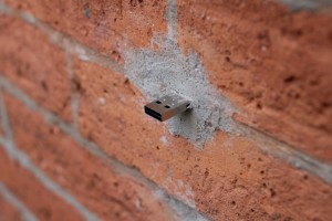 Simpel maar geniaal: een USB-stick inmetselen in de muur en klaar is uw anonieme data-wissel.