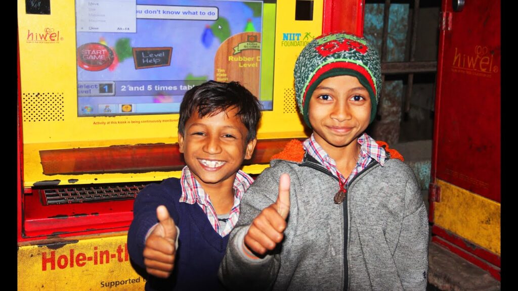 De 'hole-in-the-wall' biedt kinderen in sloppenwijken nu toegang tot computers. Met opmerkelijk positieve resultaten.