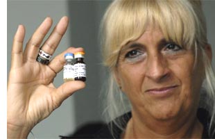 Gisela Gonzales toont het eerste vaccin tegen kanker ter wereld.