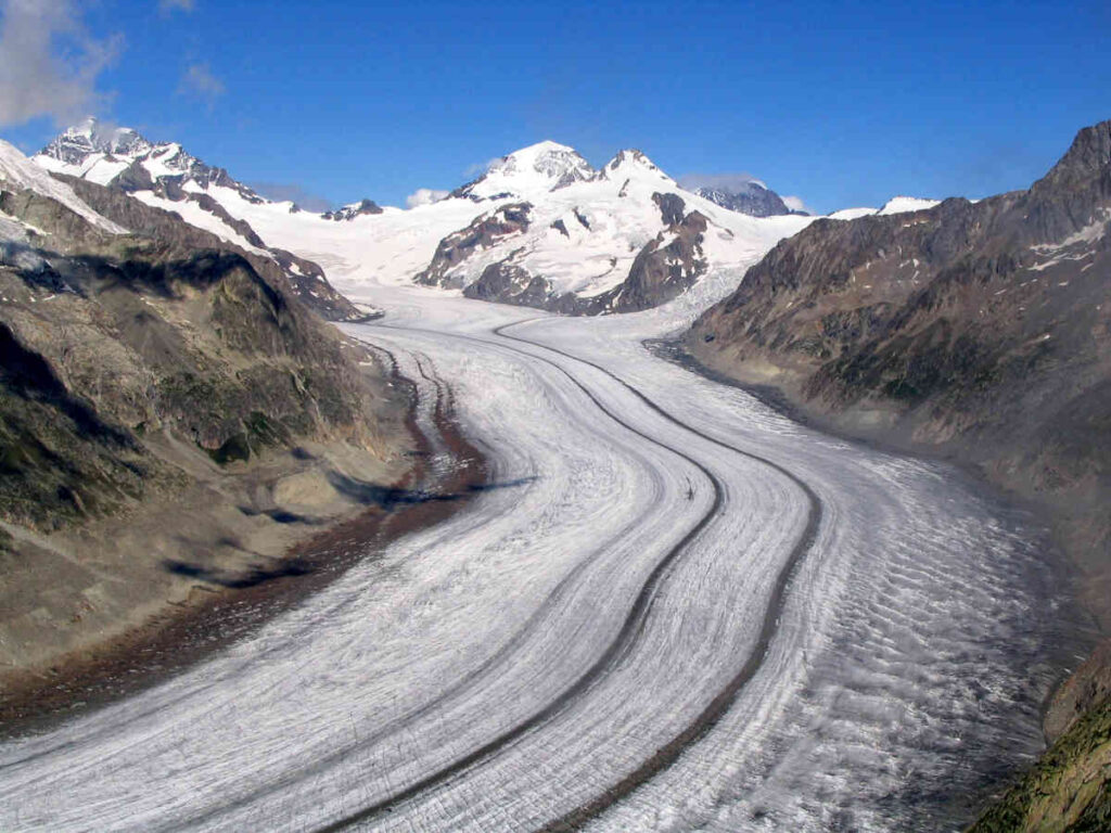 De Grote Aletschgletsjer in Zwitserland. Gletsjers zijn ijsrivieren met een heel andere tijdschaal dan die van ons.