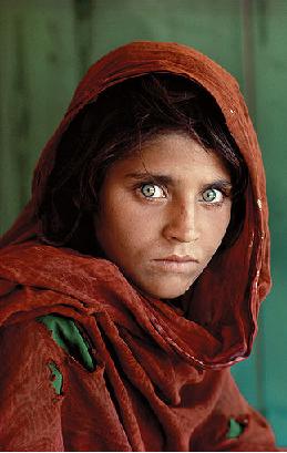 De Afghaanse Sharbat Gula, die door deze foto wereldberoemd werd, zou veel royalties ontvangen in een humanistische economie. Bron: Wikimedia Commons
