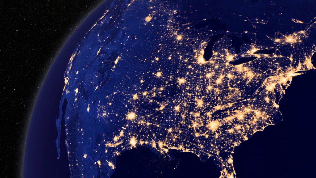 Satellietfoto van de Verenigde Staten bij nacht. De meeste Amerikanen wonen in het oostelijke deel, waar de grote rivieren lopen.