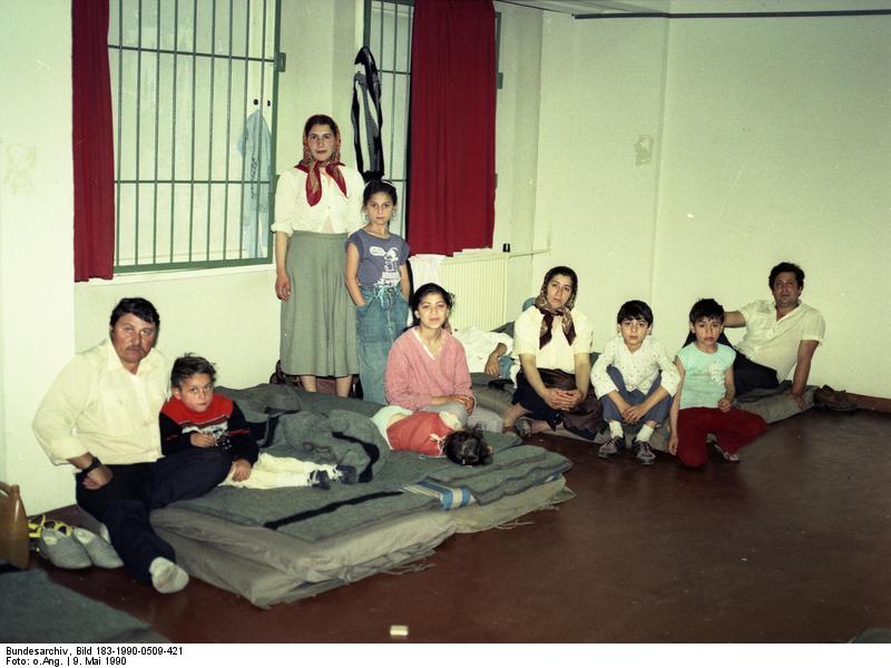 Roemeense asielzoekers in de toenmalige DDR, rond de Wende in 1989. Bron: Wikimeia Commons ex. Bild archief.