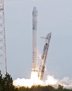 De SpaceX Falcon 9 is met zijn lage prijs per lancering de grote schrik van de concurrentie.