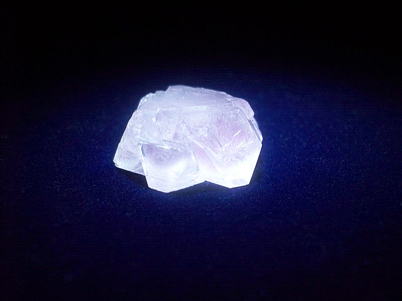 Tijdkristallen bestaan in feite in vier dimensies. Hier afgebeeld: aluinkristal met voorzover bekend geen tijdkristal-eigenschappen. Bron: Wikimedia Commons