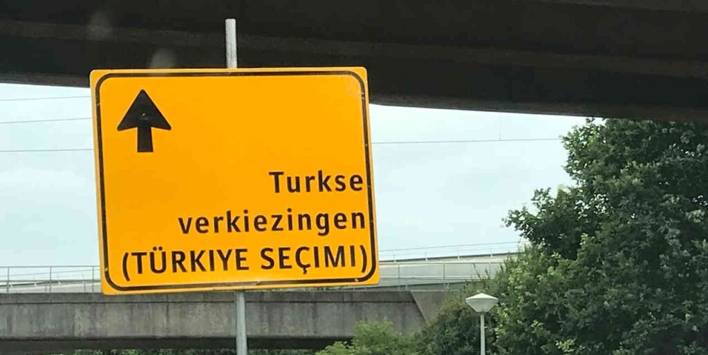 Een tweetalig verkeersbord symboliseert de knieval die de Nederlandse overheid maakt voor Turkije. Bron: BN