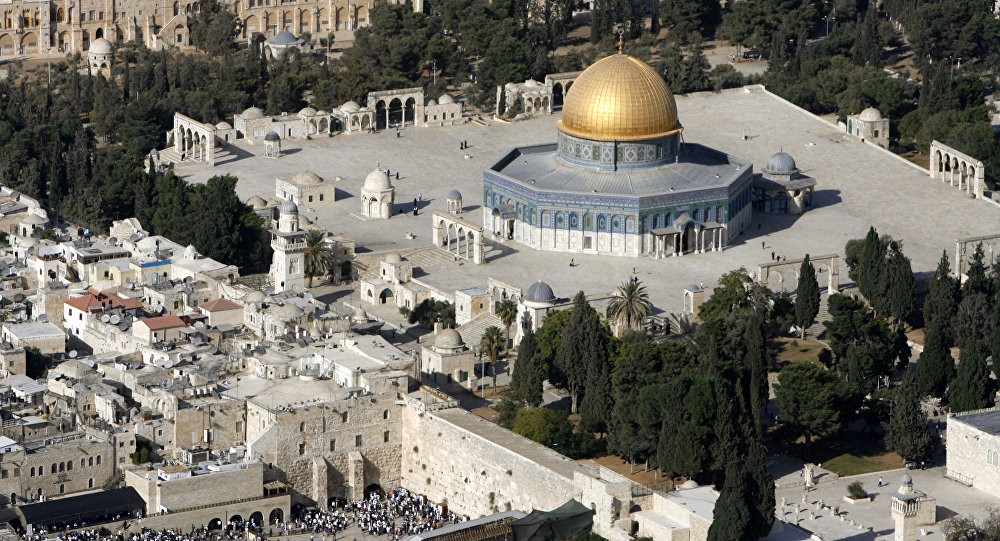 Dit deel van Jeruzalem, de Klaagmuur met de Rotskoepel, is het brandpunt van het religieuze conflict tussen IsraÃ«l en de moslims. Bron: YouTube