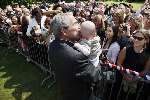 De voormalige Usaanse president Bush jr. kuste geregeld babies op politieke rallies om op het gevoel van de kiezers in de VS te spelen. |De bombardementen in Zuid-Irak met verarmd uranium hebben de levens van tienduizenden Iraakse kinderen geÃ«ist.