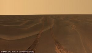 Mars, anno 2018. Een eenzaam spoor van een robotvoertuig in een desolaat landschap.