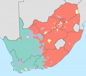 Etnische kaart van Zuid Afrika. In het roodgekleurde oostelijke deel is de zwarte bevolkign in de meerderheid, in het westen de kleurlingen. De kleine versnipperde plukjes vormen gebieden waar blanken de meerderheid vormen.