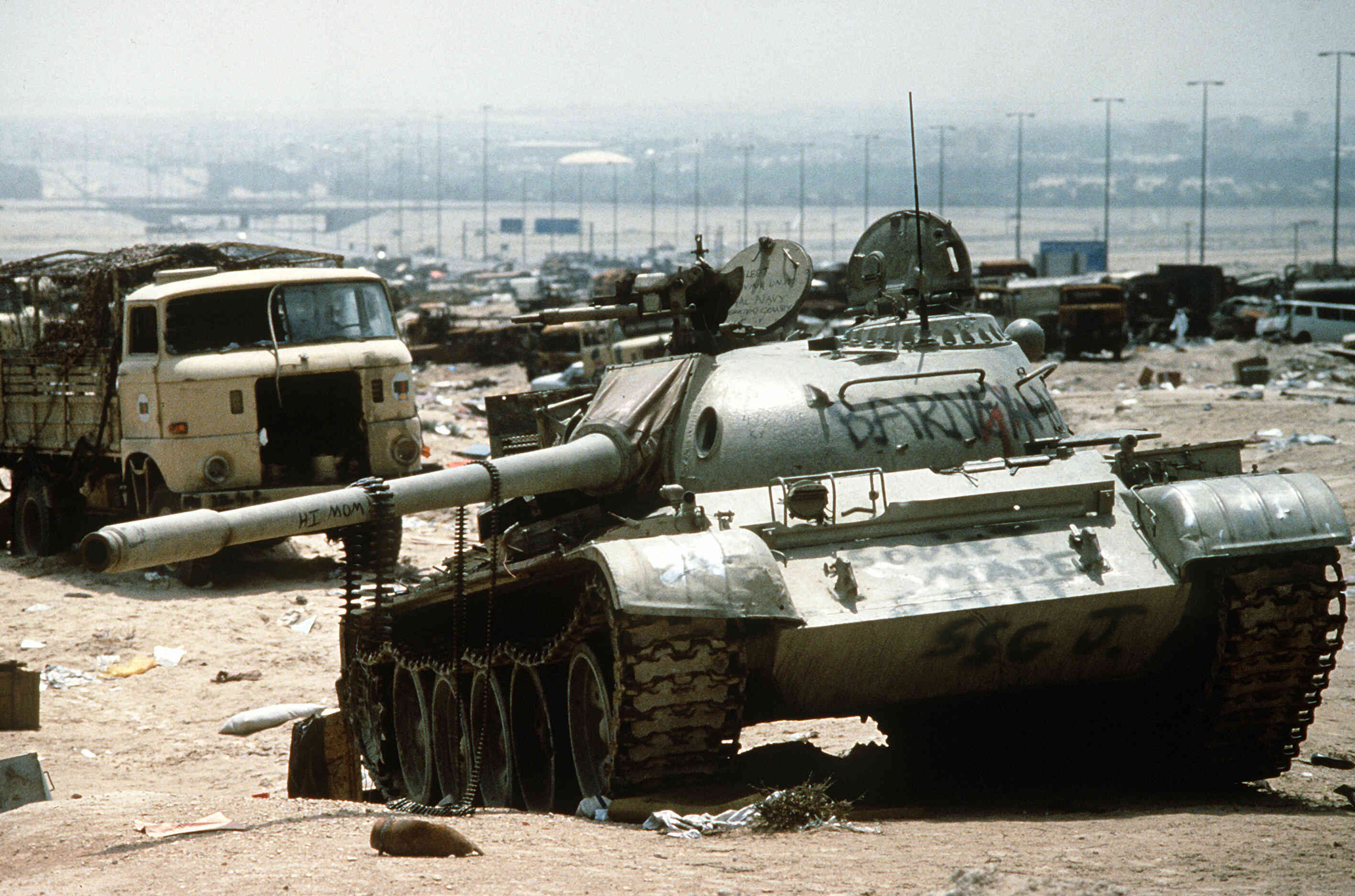 raakse tankwrakken in Koeweit na de Golfoorlog.Bron: Luchtmacht VS/Tech. Sgt. Joe Coleman, USAF via Wikimedia Commons