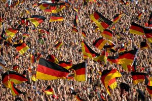 Een meer onschuldige manifestatie van antionalisme zijn deze feestende Duitse voetbalfans. Bron: Pixabay/gebruiker https://pixabay.com/nl/users/ganossi-4804628/