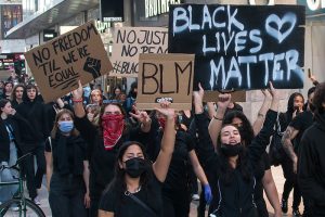Is de woede van Black Lives Matter, zoals op deze demonstratie in 2020 in Stockholm, terecht? Bron: Wikimedia Commons/Youtube still van kanaal KulturSthlm