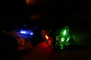 Tritium sleutelhangers geven tientallen jaren zwak licht. Bron: Bilious - Eigen werk, CC BY-SA 2.5, https://commons.wikimedia.org/w/index.php?curid=10843869