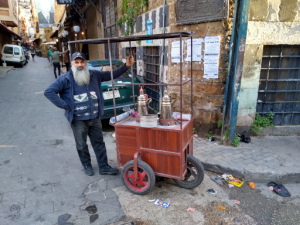 Een basisinkomen komt ieder mens rechtstreeks ten goede, zoals deze koffieverkoper in Tripoli, Libanon. Zeker bij een corrupt regime als dat in Libanon zou een basisinkomen een enorme verbetering voor de bevolking betekenen. Bron/copyright: Germen Roding