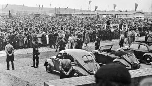 De in opdracht van de nazi's ontwikkelde Volkswagen, een betaalbare auto voor de gewone man. Ondanks het inktzwarte verleden bleek het ontwerp zowel praktisch als populair.