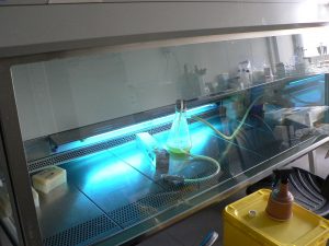 Met kortgolvige UV-straling wordt deze laminaire-flowkast bacterie- en virusvrij gemaakt. Deze opname dateert van 2005, toen nog kwiklampen werden gebruikt voor de productie van UV-C straling. Nu hebben we UV-LEDs en andere, preciezere systemen.