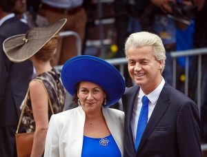 Geert Wilders met zijn vrouw Krisztina Marfai op Prinsjesdag 2014. Bron: Phil Nijman/Rijksoverheid (public domain ex. Wikimedia Commons)