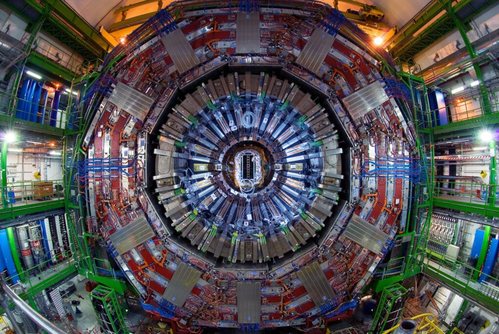 De CMS-detector. Op dit moment, december 2020, worden de vele terabytes aan data uit dit experiment nog steeds gebruikt. Bron: CERN