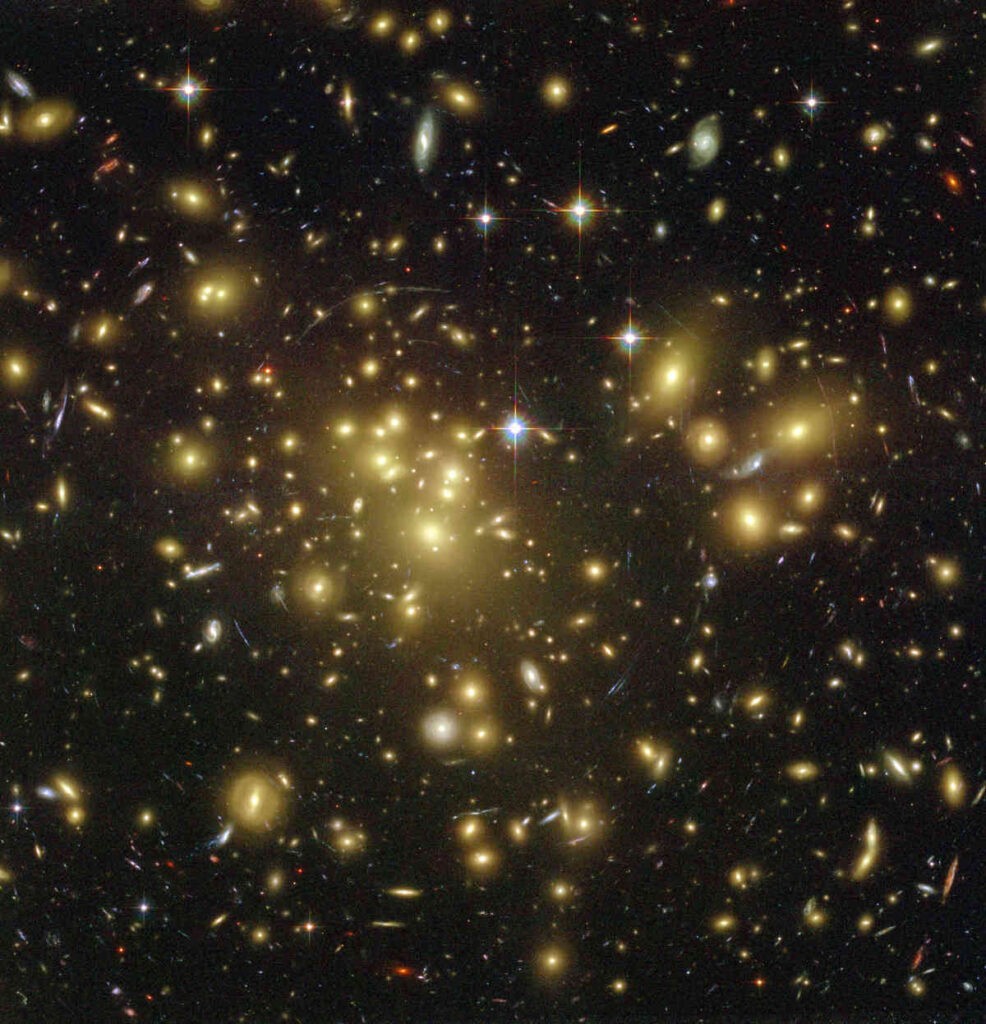 De massa van donkere-materiedeeltjes is alleen indirect waar te nemen. Zoals hier door het zwaartekrachtslens-effect. 